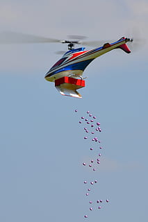 helikopter, påskeegg, påske, slippe, flying, himmel, lav vinkel visning, multi farget, i lufta, natur, bevegelse, dag, feiring, klar himmel, ingen folk, blå, på farten, transport, luftfartøy, utendørs, rød, kopiere plass, fly, frihet, 2K, CC0, offentlig domene, opphavsrett gratis