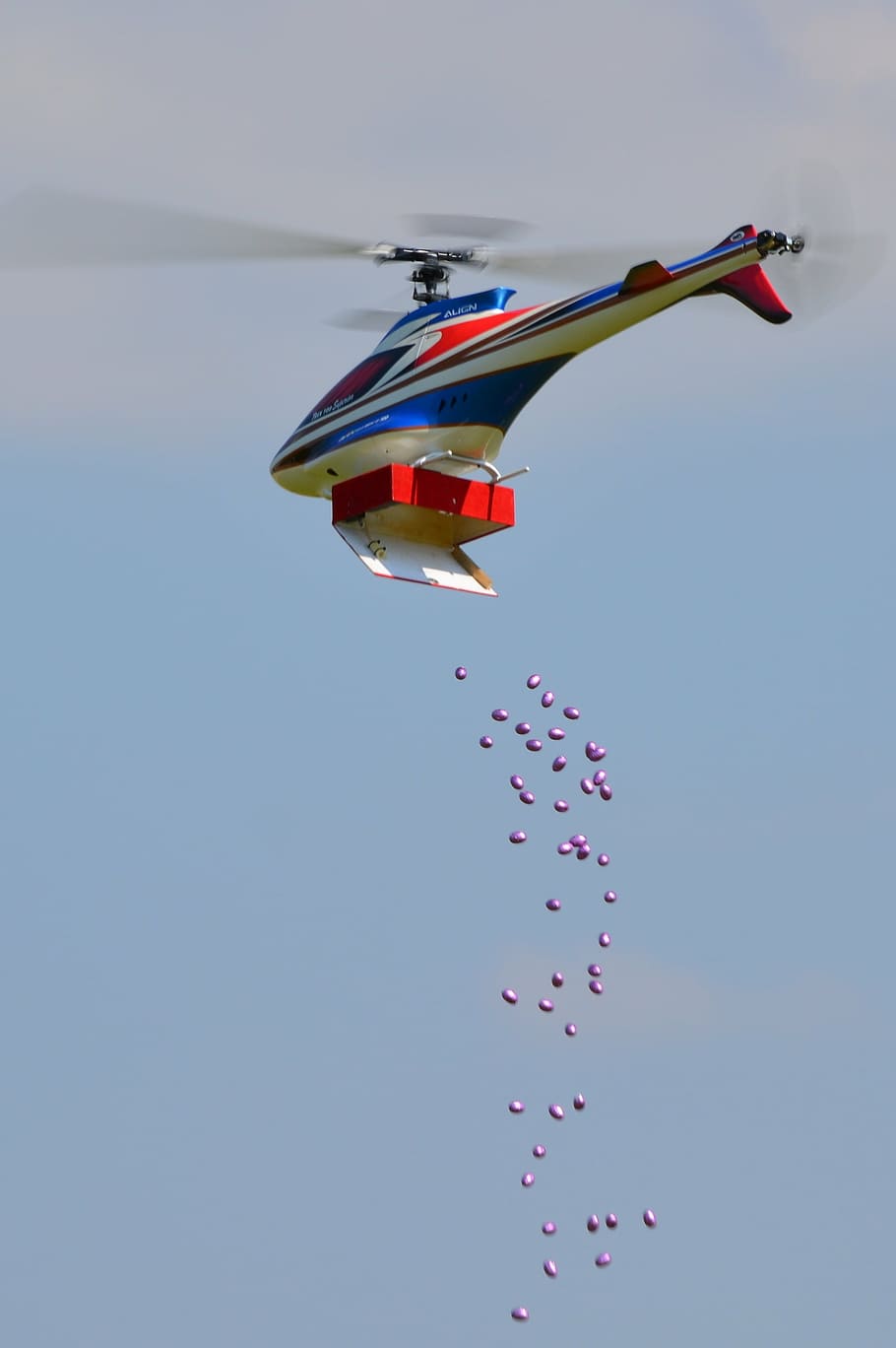 helikopter, påskeæg, påske, nedkastning, flyvende, himmel, lav vinkel visning, multi farvet, Midt i luften, natur, bevægelse, dag, fest, skyfri himmel, ingen mennesker, blå, på farten, transportmidler, luftfartøj, udendørs, rød, kopiere plads, fly, frihed, 2K