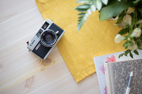 balta, juoda, canon point-and-shoot kamera, ruda, medinis, paviršius, namai, plokščia, canon, kamera, stalas, nešiojamas kompiuteris, fotoaparatas - fotografijos įranga, senamadiškas, retro stiliaus, mediena - medžiaga, atostogos, kelionė, kopijavimo vietos, lentelė, nuotrauka, fotografijos temos, patalpose, nėra žmonių, technologijos, Iš arti, fotografijos įranga, aukšto kampo vaizdas, kameros filmas, nostalgija, augalų, Senovinis, natiurmortas, istorija, geltona, praeitis, analogas, skaitmeninė kamera, 5K, CC0, Viešasis domenas, nemokamai