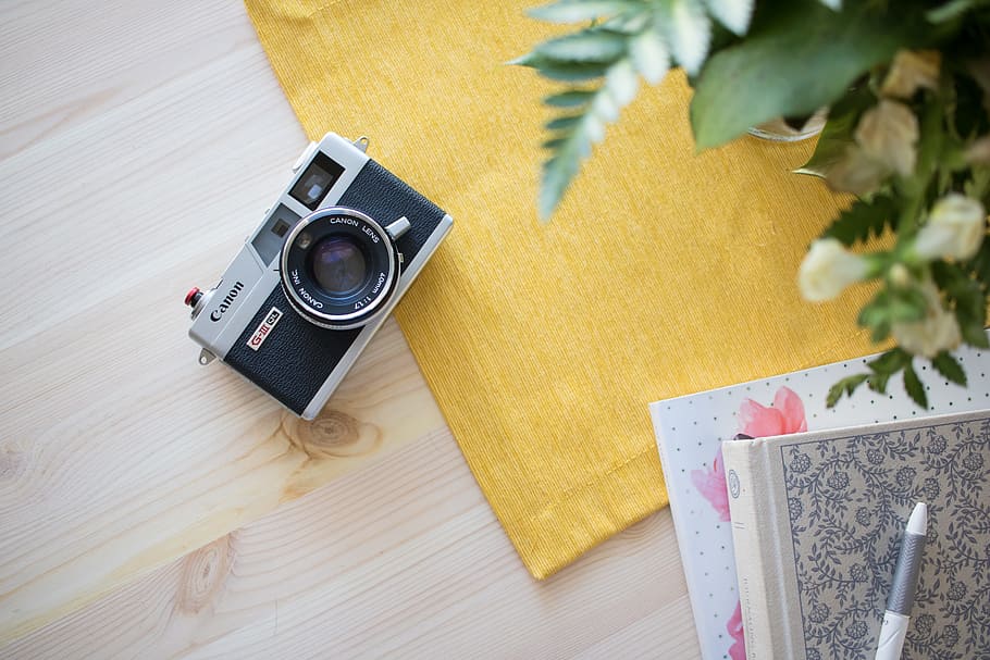 bílý, Černá, canon point-and-shoot fotoaparát, hnědý, dřevěný, povrch, Domov, flatlay, kánon, Fotoaparát, lavice, notebook, fotoaparát - fotografické vybavení, staromódní, retro stylu, dřevo - materiál, prázdnin, cestovat, kopie prostor, stůl, fotografie, fotografická témata, uvnitř, nikdo, technologie, detail, fotografické vybavení, vysoký úhel pohledu, film, nostalgie, rostlina, antický, stálý život, Dějiny, žlutá, minulost, analogový, digitální fotoaparát, 5K