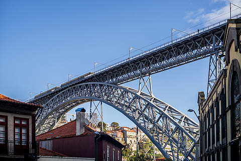 ciudad, la carretera, edificios, edificio, arquitectura, cielo azul, puente, paisaje urbano, construcción, luz, céntrico, conducción, expresión, industria, planchar, moderno, al aire libre, ferrocarril, acero, Estructura de acero y hormigón., entrenar, sistema de transporte, viaje, arboles, urbano, estructura construida, puente - estructura hecha por el hombre, conexión, cielo, exterior del edificio, naturaleza, transporte, destinos de viaje, vista de ángulo bajo, día, arco, cielo limpio, nadie, turismo, aleación, puente de arco, 5K, CC0, dominio público, libre de derechos