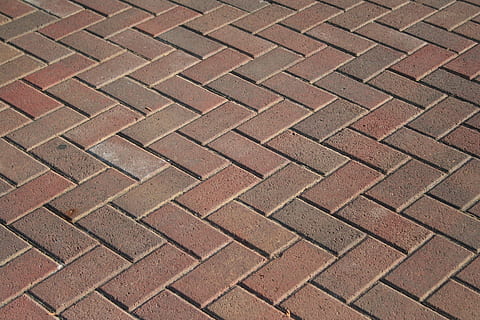 lastra di mattoni marroni, mattoni, modello, struttura, superficie, muratura, design, ruvido, fondale, Marrone, pavimento, fotogramma intero, sfondi, strutturato, nessuno, vista dall'alto, sentiero, ripetizione, forma, forma geometrica, pavimentazione, giorno, pavimentazione in pietra, pietra, metallo, direttamente sopra, all'aperto, avvicinamento, lamiera, effetto strutturato, 2K, CC0, dominio pubblico, privo di copyright