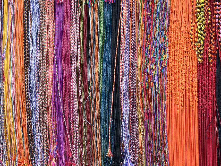 assorted-farve tekstil parti, perler, sri lanka, farvet, strygere, multi-farvede, perle, ædelsten, multi farvet, baggrunde, detail, fuld ramme, hængende, valg, tekstil, mønster, variation, ingen mennesker, detailvisning, side om side, marked, Kunst og håndværk, til salg, indendørs, tæt på, stor gruppe af objekter, design, forretning, halstørklæde, 4K