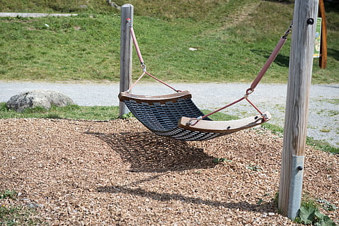 Hängematte, leeren, Entspannen Sie Sich, sich ausruhen, Entspannung, Auszeit, Natur, Tag, keine Leute, draußen, sprühen, Gras, Ausrüstung, Gartengeräte, Pflanze, Besen, Metall, Sonnenlicht, Wachstum, Feld, Vorder- oder Hinterhof, High Angle View, Container, Land, Schlauch, hängend, Gartenarbeit, 4K, CC0, gemeinfrei, lizenzfrei