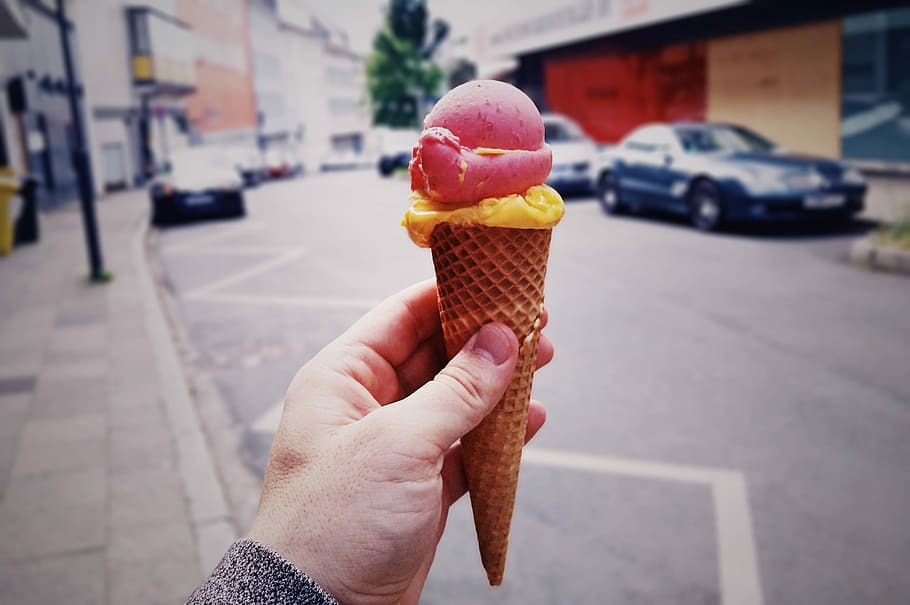 persona, celebració, rosa, groc, gelat, con de sucre, mostrant, crua, halogenur, vsco, estiu, color, iphone, carrer, gel, dolç, menjar dolç, postres, cucurutxo de gelat, producte diari, aliments congelats, con, menjar, mà humana, menjar i beguda, congelat, ciutat, indulgència, temptació, una persona, mà, menjar poc saludable, a l'aire lliure, part del cos, dit, aliments dolços congelats, 1080P