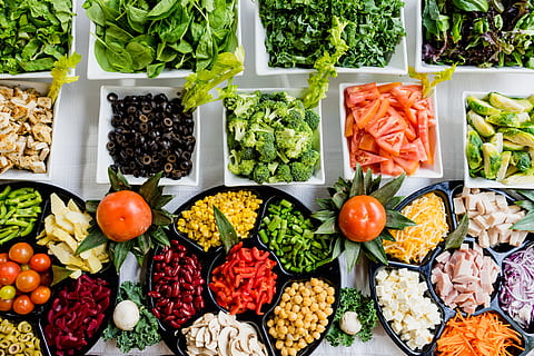 makro skud, vegetabilsk parti, skiver grøntsager, skiveskåret, grøntsager, mad, grøntsag, friskhed, sund kost, tomat, salat, variation, organisk, valg, mad og drikke, multi farvet, frugt, velvære, stor gruppe af objekter, gulerod, arrangement, overflod, rodfrugt, broccoli, ingen mennesker, grøn, indendørs, bestille, hakket, 5K, CC0, offentligt domæne, royaltyfrie