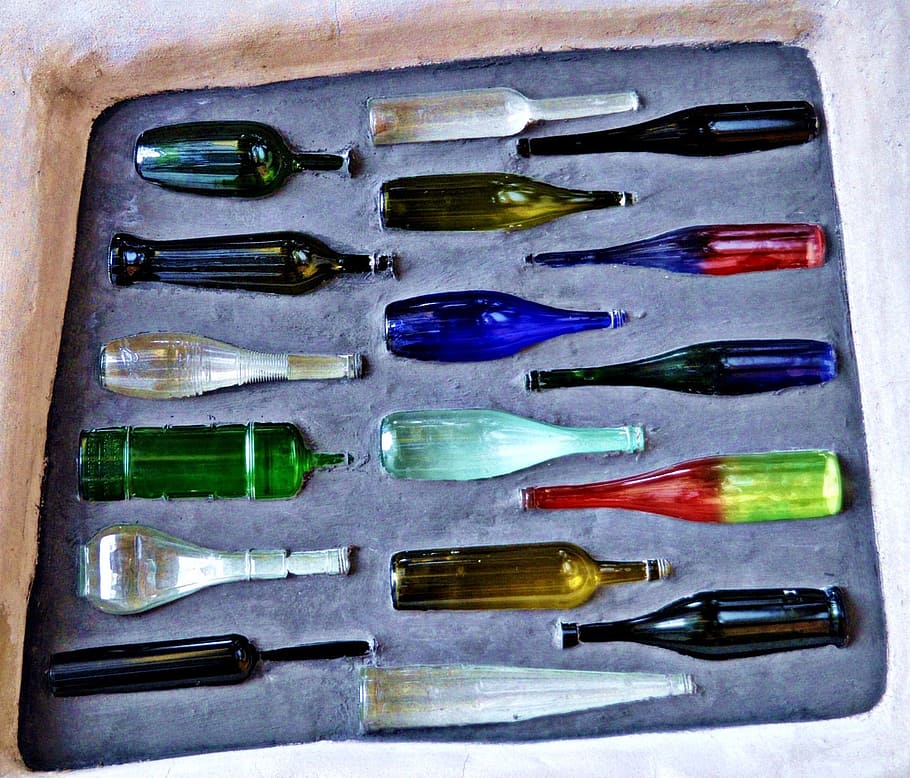 Flaschen, farbig, Beton, Hintergrund, Glas, Flüssigkeit, Alkohol, Getränk, Variation, Wahl, Stillleben, drinnen, keine Leute, Nahansicht, Anordnung, in einer Reihe, Gruppe von Objekten, große gruppe von gegenständen, High Angle View, Auftrag, direkt darüber, Metall, mehrfarbig, Tabelle, Glas - Material, Container, Seite an Seite, 720P