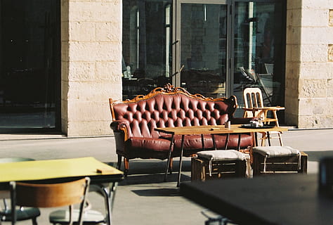 bruin, leren bank, buiten, beige, gebouw, leer, divan, tafel, stoelen, bureaus, meubilair, kussens, ramen, stoel, ingebouwde structuur, architectuur, buitenkant van het gebouw, dag, venster, geen mensen, zonlicht, afwezigheid, cafe, leeg, glas - materiaal, buitenshuis, schaduw, bedrijf, eten en drinken, 720P, CC0, publiek domein, royaltyvrij