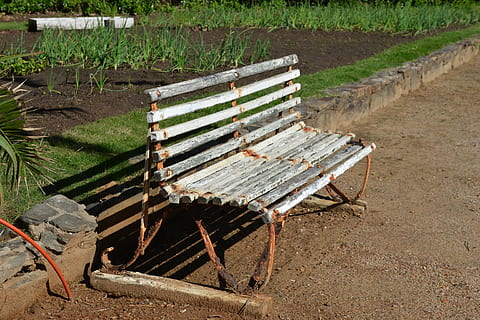 rostig, alt, Bank, Feld, Holz - Material, Tag, Land, Natur, keine Leute, Pflanze, High Angle View, leeren, Sitz, Sonnenlicht, Abwesenheit, draußen, Gras, Wachstum, Landwirtschaft, in einer Reihe, Schmutz, Parkbank, 4K, CC0, gemeinfrei, lizenzfrei