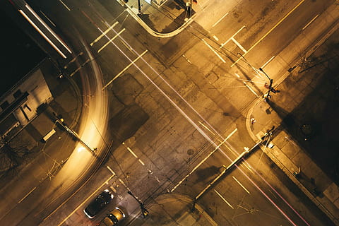 antenne, fotografering, t-junction vej, fugl-øje, se fotografering, gade, overfart, nat, vejkryds, lang eksponering, skygge, trafiklys, bil, Trafik, gadebelysning, overliggende, luftfoto, drone visning, bevægelse, blut, vej, transportmidler, høj vinkel visning, by, mærkning, vejmærkning, arkitektur, transportform, skilt, symbol, belyst, motor køretøj, byliv, byens gade, ingen mennesker, udendørs, 5K, CC0, offentligt domæne, royaltyfrie
