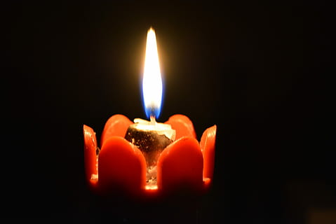 Kerze, Feuer, Licht, dunkle Nacht, dunkel, Nacht-, Feier, Flamme, Feuer - natürliches Phänomen, Verbrennung, Hitze - Temperatur, glühend, beleuchtet, Nahansicht, schwarzer Hintergrund, drinnen, orange Farbe, Natur, Studioaufnahme, keine Leute, Lichtanlage, kopieren sie platz, rot, schmelzen, Helligkeit, elektrische Lampe, 2K, CC0, gemeinfrei, lizenzfrei