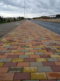 pad, kleuren, lappen, bakstenen, route, trottoir, lopen, hemel, wolk - lucht, de weg vooruit, geen mensen, richting, perspectief verminderen, straat, vervoer, weg, dag, voetpad, stad, architectuur, natuur, buitenshuis, leeg, patroon, verdwijnpunt, straatsteen, ingebouwde structuur, oppervlakteniveau, 4K, CC0, publiek domein, royaltyvrij