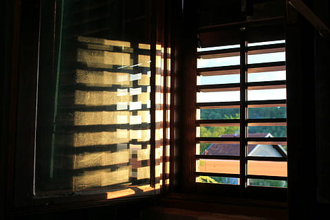 ventana, cielo, ver, ventanas, ligero, amarillo, casa, vaso, luces, adentro, transparente, arquitectura, material de vidrio, nadie, luz del sol, día, interior de la casa, edificio, naturaleza, cortina, estructura construida, cuarto doméstico, ausencia, sombra, modelo, seguridad, transmisión, 4K, CC0, dominio público, libre de derechos