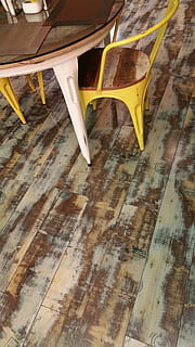 fusta, restaurant, vidre, taula, fons, imatge de fons, marró, negocis, cadires, disseny, buit, pis, fusta dura, terra de fusta, taulons de fusta, sòls de fusta, superfície de fusta, taula de fusta, paret de fusta, a l'interior, material de fusta, cap gent, vista d’angle alt, sòls, cadira, dia, seient, natura morta, absència, groc, terres de fusta dura, primer pla, patró, mobles, directament a sobre, 5K, CC0, domini públic, lliure de regalies
