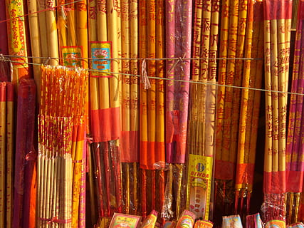groc i vermell, etiquetat, paquet lot, encens, Xina, temple, multicolor, asia, cultures, cultura asiàtica oriental, vermell, en fila, a l'interior, cap gent, primer pla, dia, elecció, variació, gran grup d'objectes, mercat, marc complet, venda al detall, a la venda, natura morta, art i artesania, cortina, fons, patró, abundància, venda, col · lecció, 2K, CC0, domini públic, lliure de regalies