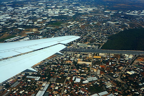 decollare, volo, ala, aereo, aereo di linea, aviazione, nell'aria, vista dall'alto, gli edifici, Antalya, trasporto aereo, turismo, a casa, strada, la neve, città, paesaggio urbano, vista aerea, esterno dell'edificio, architettura, mezzi di trasporto, veicolo aereo, modo di trasporto, struttura costruita, viaggio, nessuno, costruzione, giorno, natura, ala di aereo, quartiere residenziale, all'aperto, volante, 2K, CC0, dominio pubblico, privo di copyright