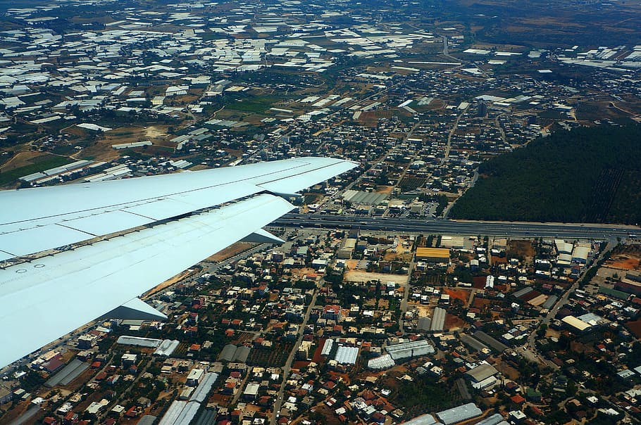decollare, volo, ala, aereo, aereo di linea, aviazione, nell'aria, vista dall'alto, gli edifici, Antalya, trasporto aereo, turismo, a casa, strada, la neve, città, paesaggio urbano, vista aerea, esterno dell'edificio, architettura, mezzi di trasporto, veicolo aereo, modo di trasporto, struttura costruita, viaggio, nessuno, costruzione, giorno, natura, ala di aereo, quartiere residenziale, all'aperto, volante, 2K