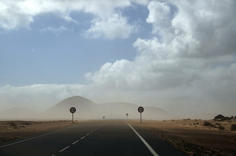 deserto, strada, sabbia, inoltrare, venti, asciutto, cupo, heiss, cielo, sorpasso, minaccioso, rischio, Lanzarote, vulcani, nuvola - cielo, mezzi di trasporto, cartello, la strada davanti, direzione, natura, simbolo, prospettiva decrescente, nessuno, segnaletica stradale, punto di fuga, giorno, marcatura, comunicazione, segnale stradale, ambiente, all'aperto, guida, lungo, 4K, CC0, dominio pubblico, privo di copyright