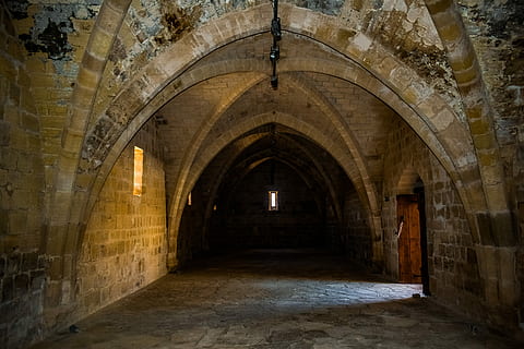 marró, concret, edifici, interior, llum, arquitectura, gòtic, arqueologia, museu, santuari dels afrodits, kouklia, Xipre, arc, història, estructura construïda, el passat, direcció, el camí a seguir, cap gent, vell, a l'interior, funció de construcció de parets, il·luminat, arcade, dia, passadís, buit, paret, sostre, paret de pedra, columna arquitectònica, 5K, CC0, domini públic, lliure de regalies