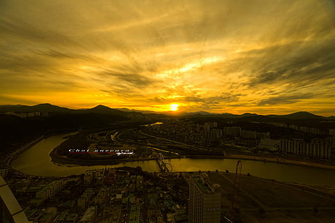 le coucher du soleil, rivière, ciel, transport, nuage - ciel, vue grand angle, route, architecture, mode de transport, structure construite, la nature, véhicule à moteur, voiture, véhicule terrestre, personne, ville, mouvement, en mouvement, pont, paysages - nature, Montagne, en plein air, autoroute à voies multiples, paysage urbain, 5K, CC0, domaine public, libre de droits