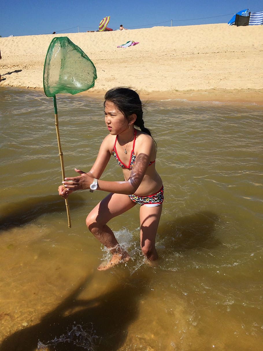 guadino, appena, spiaggia, pesce, catturare, bambino, fiume, estate, pesca, persone, acqua, all'aperto, persone reali, una persona, stili di vita, attività di svago, infanzia, femmine, godimento, natura, lunghezza intera, giorno, donne, luce del sole, ragazze, abbigliamento casual, innocenza, 2K