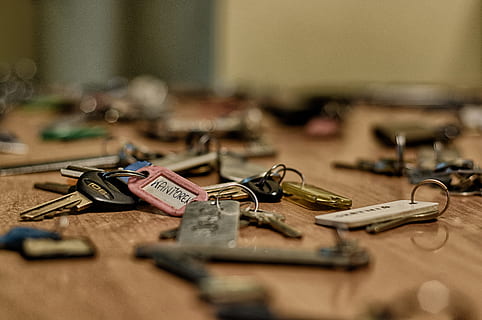 lyserød, hvid, nøgle, lænke, nøgleringe, nøgler, makro, bord, selektiv fokusering, indendørs, stor gruppe af objekter, ingen mennesker, træ - materiale, valg, variation, tæt på, arbejdsværktøj, våben, forretning, metal, værksted, udstyr, overflod, stilleben, kanon, 5K, CC0, offentligt domæne, royaltyfrie