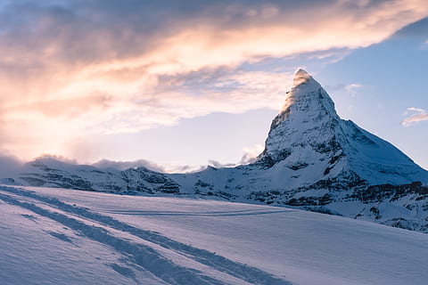 blanc, nevat, muntanya, clar, blau, cel, recobert, neu, sortida del sol, núvol, hivern, paisatge, naturalesa, escenics, Alps europeus, a l'aire lliure, cim de muntanya, fred - temperatura, gel, cap gent, bellesa a la natura, escena tranquil·la, Serra, llum solar, turó, temporada, núvol - cel, escena no urbana, temperatura de fred, escenics - natura, muntanya nevada, tranquil·litat, medi ambient, idíl·lic, Color blanc, 4K, CC0, domini públic, lliure de regalies