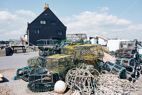Hummertöpfe, Objekte, Fischereiindustrie, Meer, Hafen, draußen, Strand, Farbbild, gebaute Struktur, Gebäudehülle, Tag, keine Leute, Himmel, die Architektur, Fischernetz, Angeln, wolke - himmel, Natur, kommerzielles Fischernetz, Transport, Gebäude, Sonnenlicht, Transportmittel, Boje, Seil, 4K, CC0, gemeinfrei, lizenzfrei