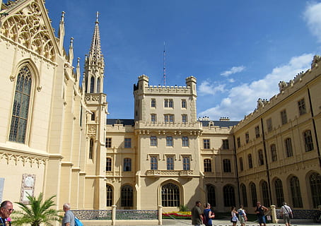 lednice, castello, Torre, architettura, esterno dell'edificio, struttura costruita, cielo, città, gruppo di persone, costruzione, persone reali, storia, natura, il passato, destinazioni di viaggio, donne, stili di vita, adulto, uomini, finestra, giorno, nuvola - cielo, persone accessorie, arco, all'aperto, 4K, CC0, dominio pubblico, privo di copyright