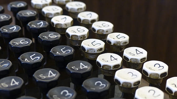 dichtbij, zwart, wit, contant geld, registreren, wijnoogst, toe te voegen, machine, retro, bedrijf, boekhouding, oud, zwart en wit, toetsen, getallen, toevoegen, wiskunde, overeenstemmen, detailopname, aantal, schrijfmachine, binnenshuis, geen mensen, technologie, antiek, brief, tekst, retro gestileerd, achtergronden, in een rij, alfabet, communicatie, selectieve aandacht, grote groep objecten, hoge hoekmening, toetsenbord, cirkel, computer sleutel, druk op de knop, 4K, CC0, publiek domein, royaltyvrij