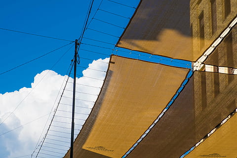 himmel, skyer, markiser, skygge, gade, hætte, blå himmel, kabler, natur, arkitektur, lav vinkel visning, ingen mennesker, kabel, dag, bygget struktur, blå, sollys, transportmidler, gul, forbindelse, udendørs, bygning udvendig, transportform, elektricitet, sky - himmel, telefonlinje, vand, Strømforsyning, direkte under, 4K, CC0, offentligt domæne, royaltyfrie