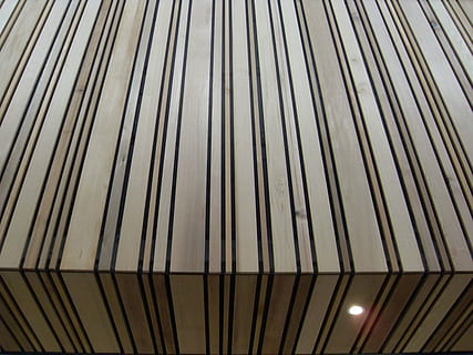 Holz, Linien, linear, Muster, Textur, Korn, die Architektur, Bildung, Gebäude, Wand, modern, Hintergründe, Vollbild, keine Leute, Flachwinkelansicht, gebaute Struktur, Nahansicht, draußen, texturiert, beleuchtet, Nacht-, Lichtanlage, Wiederholung, Metall, in einer Reihe, Design, abstrakt, Decke, Palmblatt, 720P, CC0, gemeinfrei, lizenzfrei