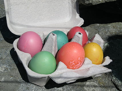 ous de Pasqua, ous de colors, vacances, Pasqua, tradició, ous pintats, primavera, ous tenyits, ou, menjar, ou de Pasqua, celebració, vista d’angle alt, menjar i beguda, cartró d'ous, festa, multicolor, natura morta, cap gent, contenidor, variació, elecció, gran grup d'objectes, primer pla, grup d'objectes, a l'aire lliure, 2K, CC0, domini públic, lliure de regalies