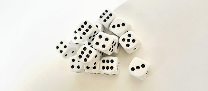 kubas, žaisti, craps, sėkmė, kantrybė, numeriai akys, du, laisvalaikio žaidimai, kauliukai, meno kultūra ir pramogos, lošimai, galimybę, Laisvalaikio veikla, atsipalaidavimas, patalpose, objektų grupė, pastebėtas, balta spalva, nėra žmonių, studija, figūra, dizainas, aukšto kampo vaizdas, grupę, natiurmortas, baltas fonas, atsitiktinis žaidimas, 4K, CC0, Viešasis domenas, nemokamai