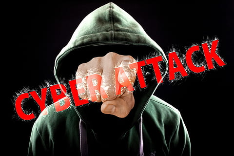 cyber angrep hettegenser, grafisk, bakgrunns, angrep, cyber, hacker, anonymus, datamaskin, internett, styre, trafikk, datakriminalitet, forbrytelse, cyberspace, digitalt, data, nettverk, binært system, data utveksling, datavirus, data overføring, null, programmering, binær, kode, hack, nummerering system, www, svart bakgrunn, tekst, kommunikasjon, studio skudd, vestlig skript, menneskelig hånd, én person, hånd, innendørs, menneskelig kroppsdel, voksen, skilt, menn, rød, kroppsdel, Enkelt ord, hanner, ung voksen, finger, budskap, menneskelig ansikt, 5K, CC0, offentlig domene, opphavsrett gratis