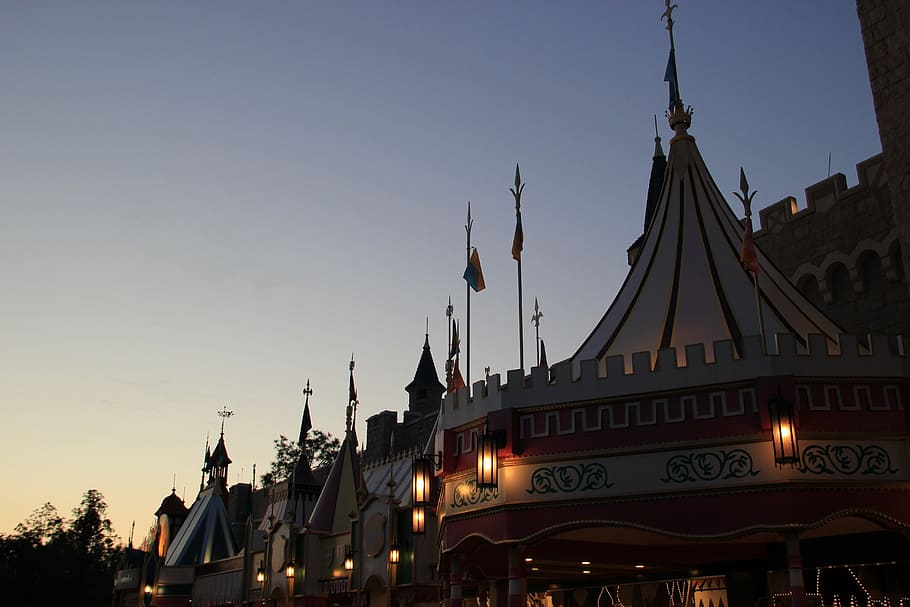 disney, zachód słońca, zamek, zbudowana struktura, na zewnątrz budynku, architektura, niebo, miejsce kultu, Natura, Miasto, oświetlony, budynek, zmierzch, czyste Niebo, cele podróży, niski kąt widzenia, religia, turystyka, wiara, duchowość, żadnych ludzi, podróżować, iglica, 5K