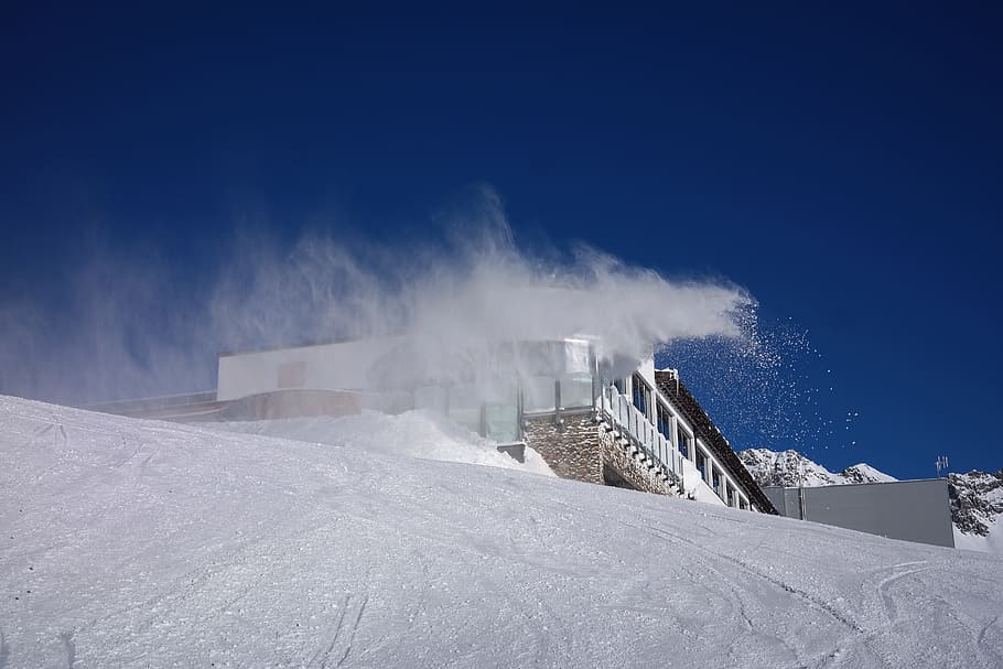 snestorm, snøflugt, frem, vind, kold, sne storms, arlberg, frost-, vinter, sne, koldtemperatur, natur, hvid, himmel, udendørs, blå, ingen mennesker, vejr, landskab, kold temperatur, dag, hvid farve, skønhed i naturen, arkitektur, miljø, scenics - natur, Frosset, sner, rejse, rejsemål, bygget struktur, skisportssted, ekstremt vejr, snedækket bjerg, 5K