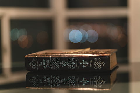 la, Sainte, Bibel, Tabelle, braun, Glastisch, alt, Bokeh, lesen, Religion, Fokus auf den Vordergrund, keine Leute, drinnen, Nahansicht, selektiver Fokus, Holz - Material, Stillleben, Antiquität, Stapel, Box, die Architektur, öffnen, Container, Linseneffekt, Muster, Schmuckkästchen, Tag, Metall, 8K, CC0, gemeinfrei, lizenzfrei
