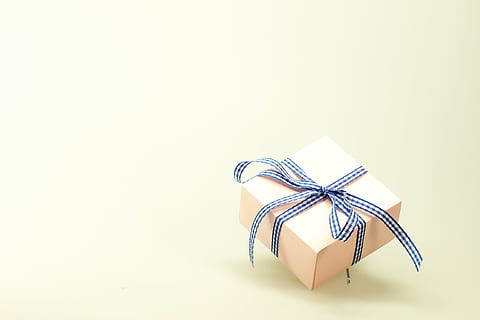 bej, hediye kutusu, siyah, beyaz, kurdele, hediye, yapılmış, sürpriz, döngü, Noel, Festival, Noel dekorasyonu, paketleme, selamlar, Noel alışverişi, doğum günü, paket, mutlu Noeller, gelişi, tüketmek, vermek, dekorasyon, Hediyeler, paketlenmiş, hediye paketleme, bağlı yay, kurdele - dikiş kalemi, örtülü, ambalaj kağıdı, insansız, renkli arka plan, stüdyo çekimi, bağladım, Beyaz arkaplan, kopya alanı, yay, kutlama, Kutu, içeriye, kutu - konteyner, tek nesne, kâğıt, kapatmak, natürmort, bej renkli arka plan, 4K