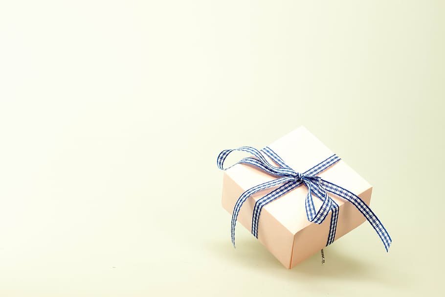 bej, hediye kutusu, siyah, beyaz, kurdele, hediye, yapılmış, sürpriz, döngü, Noel, Festival, Noel dekorasyonu, paketleme, selamlar, Noel alışverişi, doğum günü, paket, mutlu Noeller, gelişi, tüketmek, vermek, dekorasyon, Hediyeler, paketlenmiş, hediye paketleme, bağlı yay, kurdele - dikiş kalemi, örtülü, ambalaj kağıdı, insansız, renkli arka plan, stüdyo çekimi, bağladım, Beyaz arkaplan, kopya alanı, yay, kutlama, Kutu, içeriye, kutu - konteyner, tek nesne, kâğıt, kapatmak, natürmort, bej renkli arka plan, 4K