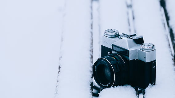 schwarz, grau, Filmkamera, spiegellose Kamera, Schnee, bedeckt, Oberfläche, schwarz und grau, Kamera, Zenit, Winter, kalte Temperatur, Ausrüstung, draußen, Fotografie-Themen, altmodisch, Kamera - Fotoausrüstung, Nahansicht, Technologie, Objektiv - optisches Instrument, Fotoausrüstung, keine Leute, schwarze Farbe, Digitalkamera, kopieren sie platz, weiße Farbe, Filmindustrie, Linse - Auge, Natur, Spiegelreflexkamera, 4K, CC0, gemeinfrei, lizenzfrei