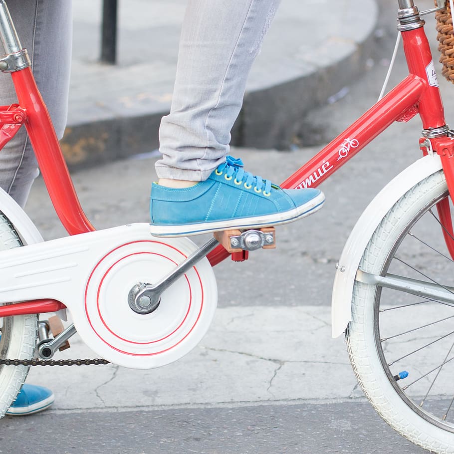 persona, muntar a cavall, vermell, blanc, bicicleta holandesa, bicicleta de la ciutat, carretera, durant el dia, blau, baix, tapes, gris, texans ajustats, vermell i blanc, abeurador, bicicleta, ciclisme, transport, a l'aire lliure, cicle, roda, carrer, escena urbana, esport, mode de transport, vida de ciutat, ciutat, secció baixa, una persona, part del cos humà, només adults, cama humana, persones reals, vehicle terrestre, dia, manera de transport, part del cos, homes, estils de vida, sabata, texans, extremitat humana, 2K