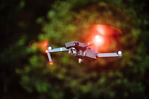 negre, quadcopter, convertit, durant el dia, drone quadcopter, selectiu, focalitzar la fotografia, drone, mavic, càmera, càmera de vídeo, lent, volant, tecnologia, moviment, càmera - equip fotogràfic, naturalesa, temes de fotografia, cap gent, a l'aire, vigilància, futurista, cel, vehicle aeri, transport, vermell, a l'aire lliure, seguretat, control, planta, il·luminat, germà gran - concepte orwelliano, vídeo, 5K, CC0, domini públic, lliure de regalies