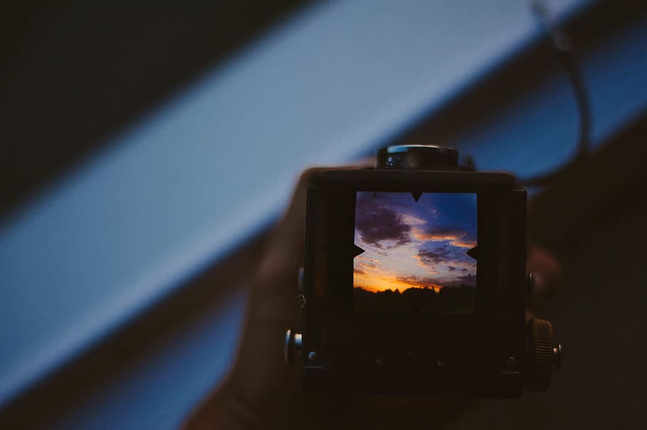 borrós, càmera, clàssic, primer pla, núvols, fosc, alba, vespre, focus, retro, pantalla, cel, sortida del sol, posta de sol, tecnologia, vintage, càmera - equip fotogràfic, equipament, temes de fotografia, fotografiar, a l'interior, activitat, naturalesa, comunicació, tecnologia sense fils, blau, pantalla del dispositiu, foc, cap gent, càmera digital, equip fotogràfic, sol objecte, 4K