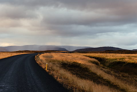 Herbststraße, schwarz, Asphaltstraße, getrocknet, Gräser, Herbst, Straße, Wolke, Feld, Gras, Berg, Natur, Landschaft, ländliche Szene, szenen, keine Leute, wolke - himmel, Himmel, draußen, Autobahn, Reise, Asphalt, Nicht-städtische Szene, der Weg nach vorn, Umgebung, Richtung, Szenen - Natur, Ruhe, Schönheit in der Natur, Transport, ruhige Szene, Land, Schmutz, abnehmende Perspektive, 5K, CC0, gemeinfrei, lizenzfrei
