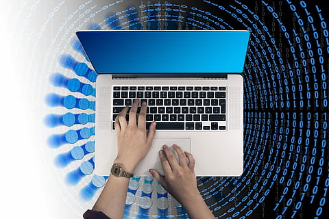 osoba, za pomocą, macbook, zawodowiec, laptop, dłoń, opuszczać, dwójkowy, kod binarny, system binarny, bajt, Internet, sieć, społeczny, sieć społeczna, programowanie, kalkulator, serwer, technologia, komputer, technologia bezprzewodowa, porozumiewanie się, połączenie, jedna osoba, pisanie na maszynie, Bezpośrednio powyżej, klawiatura komputerowa, ludzka ręka, część ludzkiego ciała, wyposażenie komputera, wysoki kąt widzenia, klawiatura, wewnątrz, za pomocą laptopa, dorosły, 4K, CC0, domena publiczna, darmowe zdjęcia