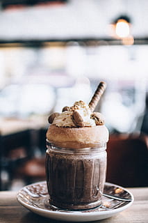 pane, cibo, legna, luce, sfondo, sfocatura, prima colazione, cioccolato, tazza, delizioso, bere, in casa, piattino, dolce, tavolo, vasellame, cibo e bevande, concentrarsi sulle conoscenze acquisite, caffè, caffè - bevanda, freschezza, rinfresco, natura morta, avvicinamento, cibo dolce, indulgenza, tazza di caffè, ristorante, bar, boccale, nessuno, tentazione, bicchiere, latte macchiato, 5K, CC0, dominio pubblico, privo di copyright