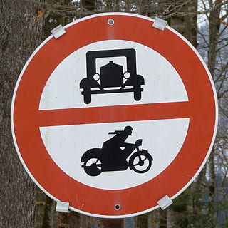 Schild, Transit, alt, Motorrad, Auto, Zweiradfahrzeug, Fahrzeug, Oldtimer, historisch, rot, altes Motorrad, Straßenschild, der Verkehr, Zeichen, Warnschild, Kreis, Darstellung, menschliche Darstellung, Nahansicht, Kommunikation, gestalten, Straße, Beratung, Tag, Symbol, Information, Geometrische Figur, keine Leute, verboten, Hinweisschild, Baum, draußen, Straßenwarnschild, 1080P, CC0, gemeinfrei, lizenzfrei