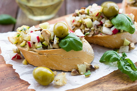 duona, balta duona, ritinys, bruschetta, daržovės, alyvuogės, italų kalba, Italija, valgyti, maisto, bagetė, skanus, duonos skiltelės, užkandis, bazilikas, užimtas, gabalus, vasara, pavasaris, sūrio, šviežumas, gurmanams, mediena - medžiaga, valgio, daržovių, pomidorų, sveika mityba, Maistas ir gėrimai, vaisiai, salotos, pjaustymo lentelė, žolė, mėsa, pieno produktai, nėra žmonių, patalpose, Iš arti, gerovę, pasiruošęs valgyti, prieskoniai, lentelė, garnyras, 5K, CC0, Viešasis domenas, nemokamai