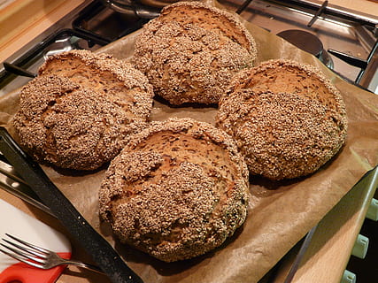 brood, gebakken, krokante, frisch, zelfs gebakken, eigengemaakt, sesam, eten en drinken, versheid, voedsel, binnenshuis, detailopname, stilleven, bruin, klaar om te eten, geen mensen, welzijn, hoge hoekmening, gezond eten, bakkerij, aflaat, op te slaan, tafel, keuken-, dienblad, bruin brood, verleiding, 2K, CC0, publiek domein, royaltyvrij